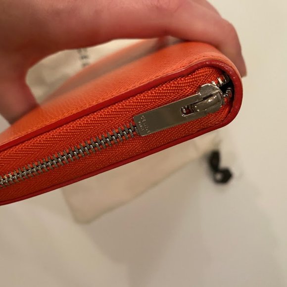 CELINE Zipped Orange Wallet in Grained Calfskin - Picture 4 of 12